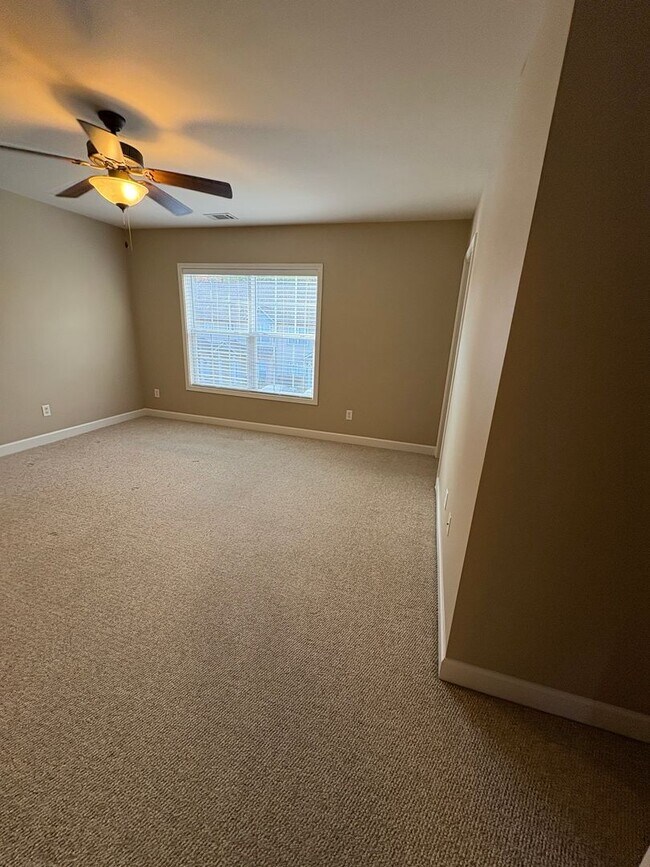 Building Photo - Cute 2 Bedroom Townhouse Near Furman and Cherrydale!! Ready for Immediate Move In!!!!