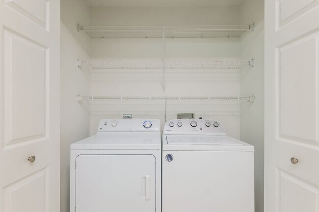 Building Photo - 2 bed + den 2 bath condo, just 2.5 miles from the beach!