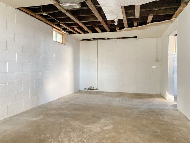 Building Photo - 1/2 OFF FIRST MONTH'S RENT SPECIAL On Upda...