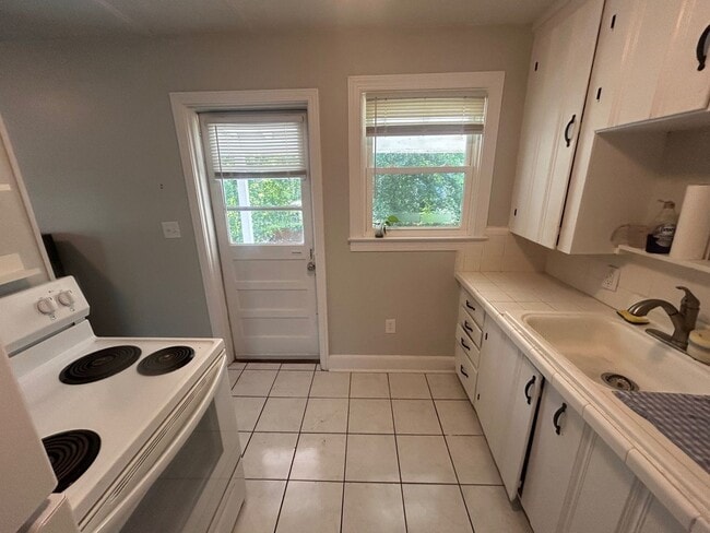 Building Photo - 1810 Atascadero Dr