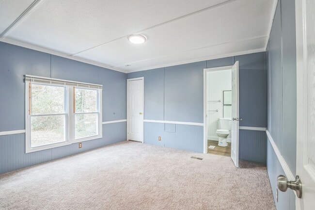 Building Photo - Updated 2 bedroom 2 bath Home in Laurel La...