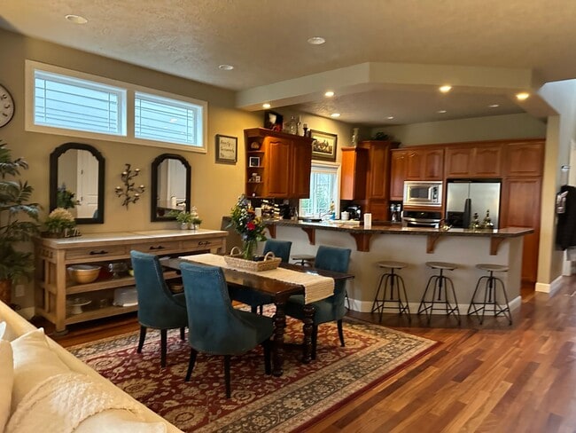 Building Photo - Stunning home on the OGA course