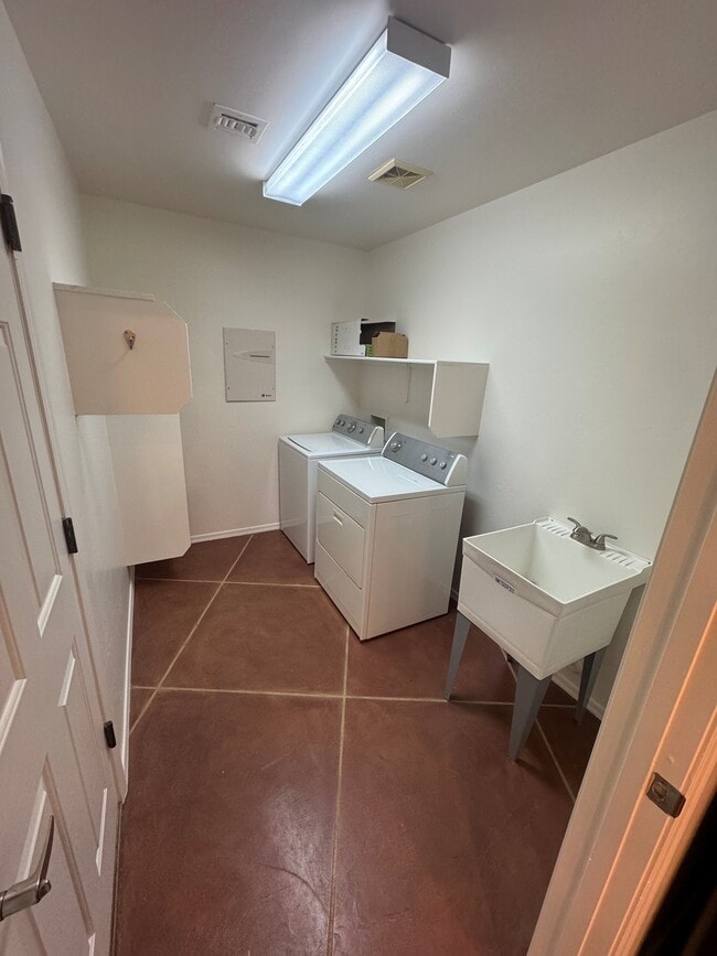 Building Photo - 2435 N Silver Mosaic Dr