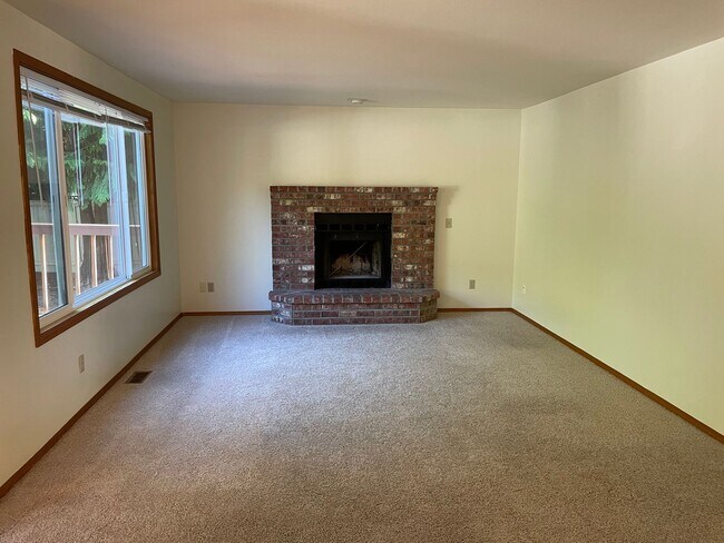 Building Photo - LOCATION LOCATION  Beautiful Sammamish Home.