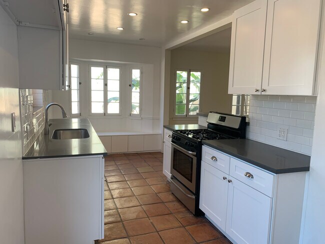 Building Photo - 3781 Greenwood Ave