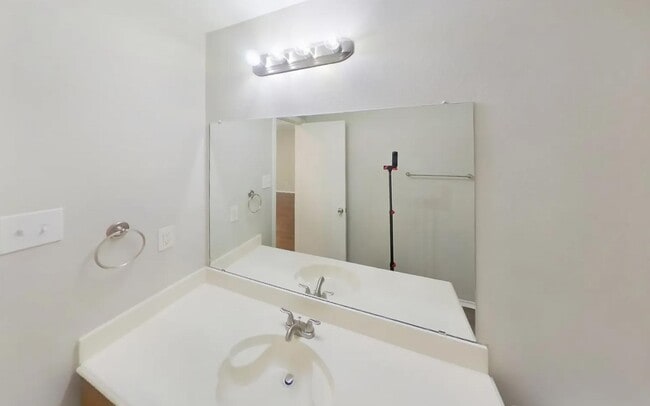 Building Photo - Comfortable Living, Beautiful Spaces — 3-Bedroom Home