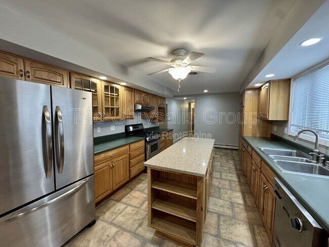 Building Photo - 141 E Walnut St