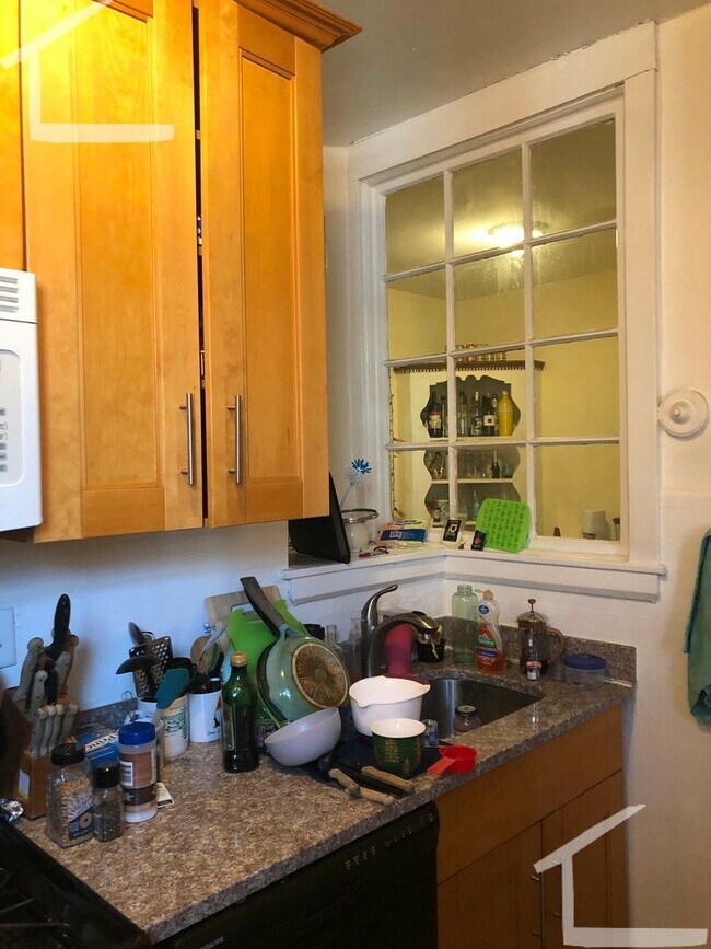 Building Photo - 4bed-1.5bath Egmont St. Apartment with Heat/Hot Water Included!