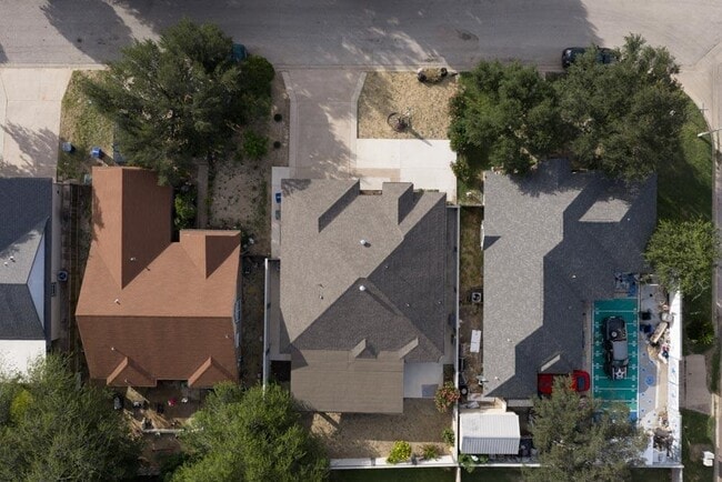 Building Photo - 1425 Longhorn Dr