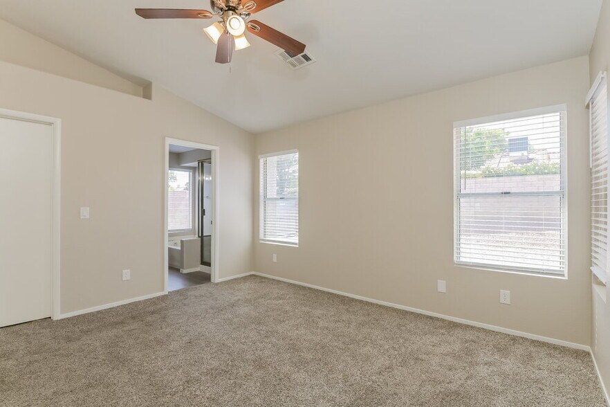 Building Photo - 909 Dodge St