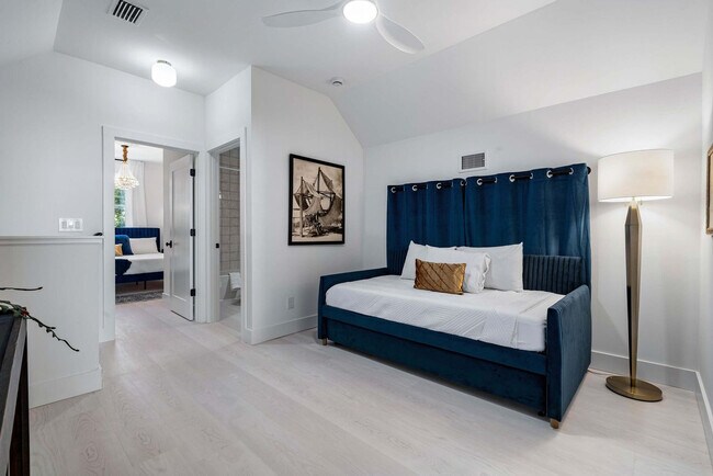 Building Photo - 28 W Castillo Dr