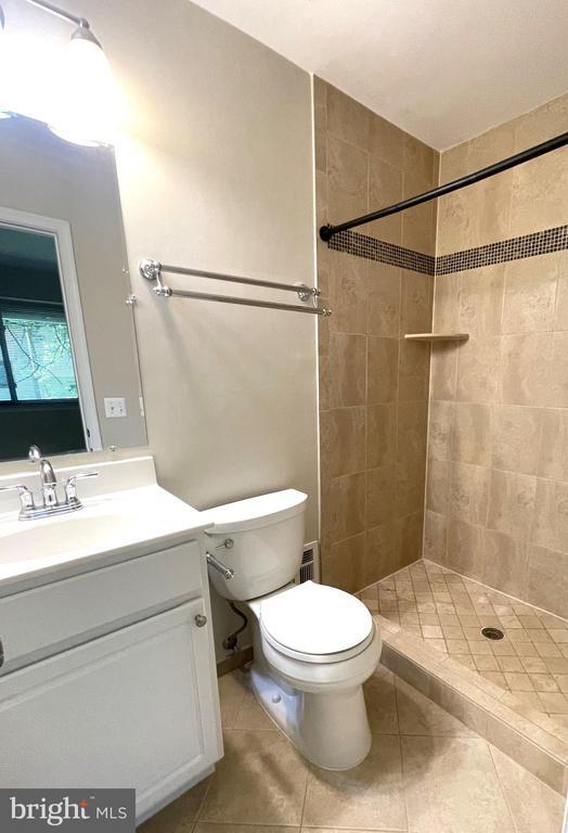 Building Photo - 2661 Glengyle Dr
