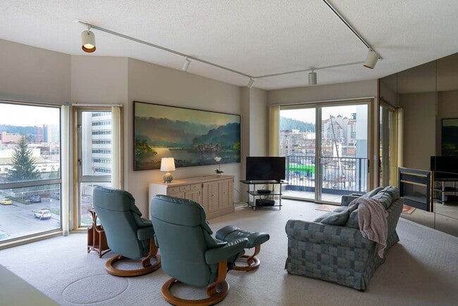 Building Photo - CDA NORTH CONDO - JUST LISTED ONE BEDROOM CONDO!