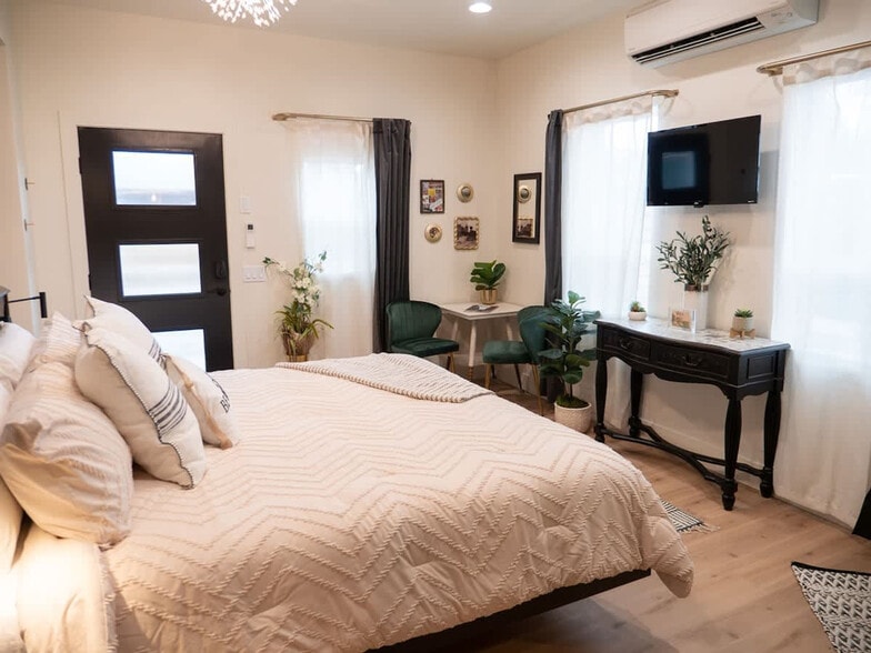 Building Photo - 3413 W Sunset Ave