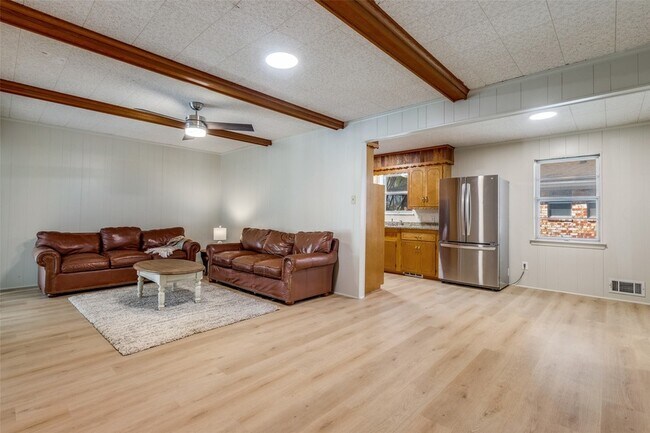 Building Photo - 401 Daisy Dr