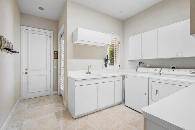 Building Photo - 1831 Sabal Palm Dr