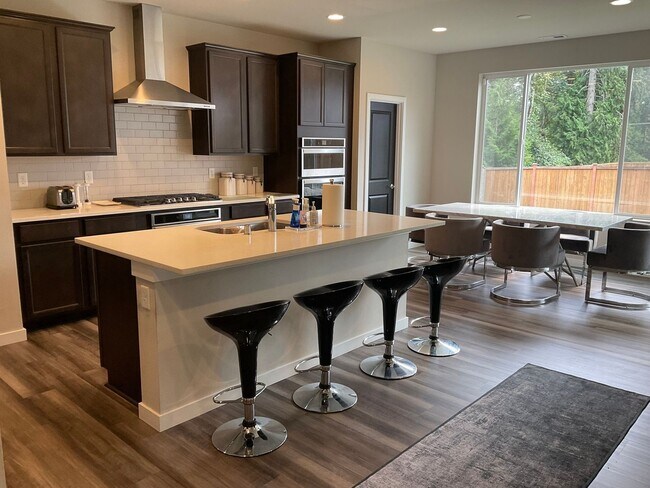Building Photo - Furnished 4BR/3.5BA Home w/ Modern Ameniti...