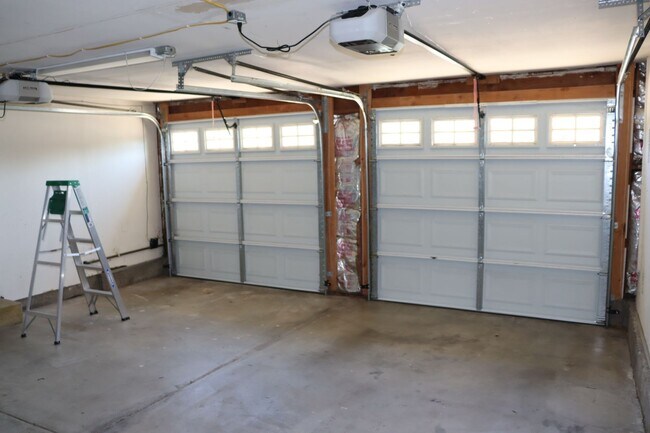 Building Photo - Evergreen 3 Bedroom