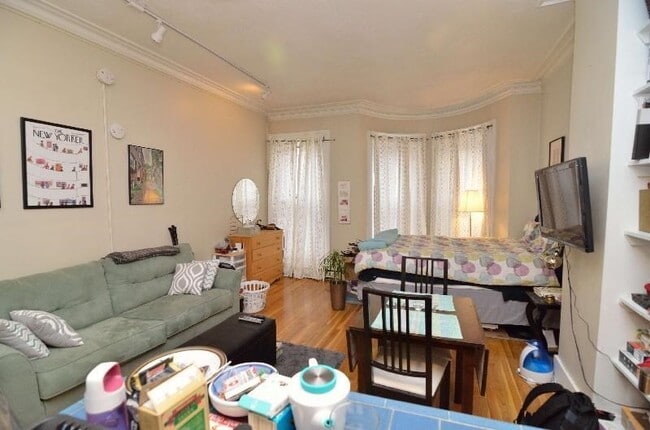 Building Photo - 3 St Charles St