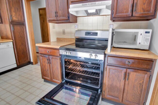 Building Photo - Knoxville 37934 - Split-level Home with 4 Bedrooms, 2 Baths & a 2-car garage. Call Lisa Vineyard ...