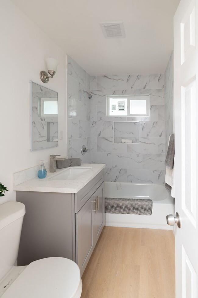Building Photo - Charming 3 Bedrooms 2 Bathrooms Home $3,50...