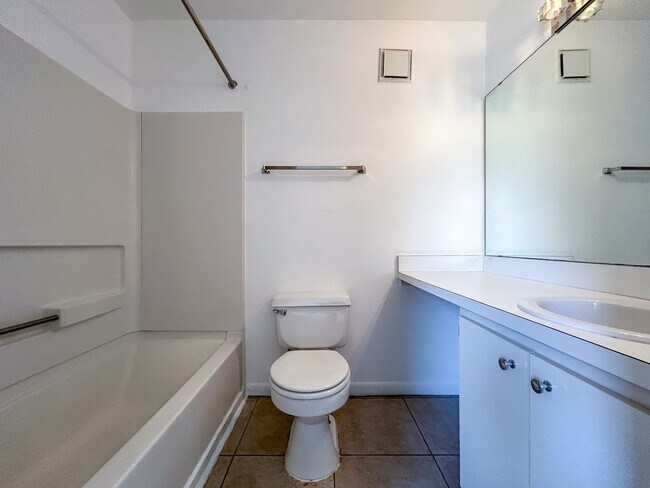 Building Photo - ROOM FOR RENT Charming 1/1 in University T...