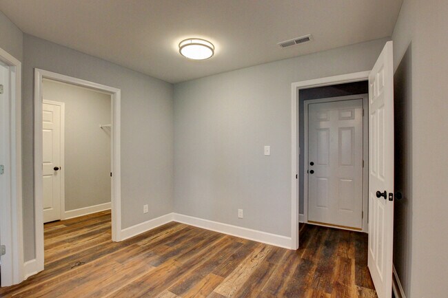 Building Photo - 133 Riverbend Dr