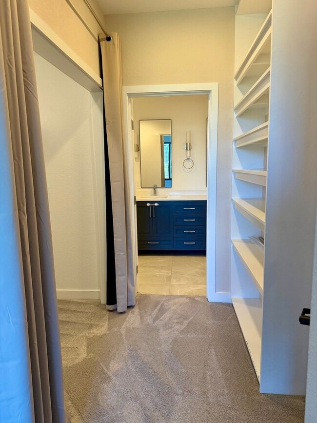 Building Photo - Corner Unit With Views
