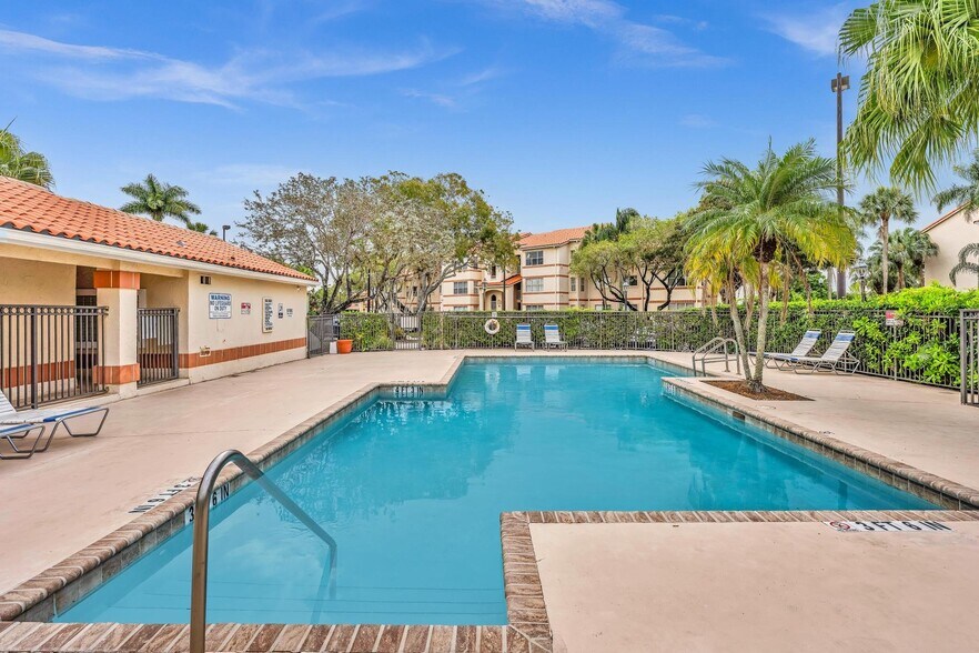 Building Photo - 3300 Pinewalk Dr N