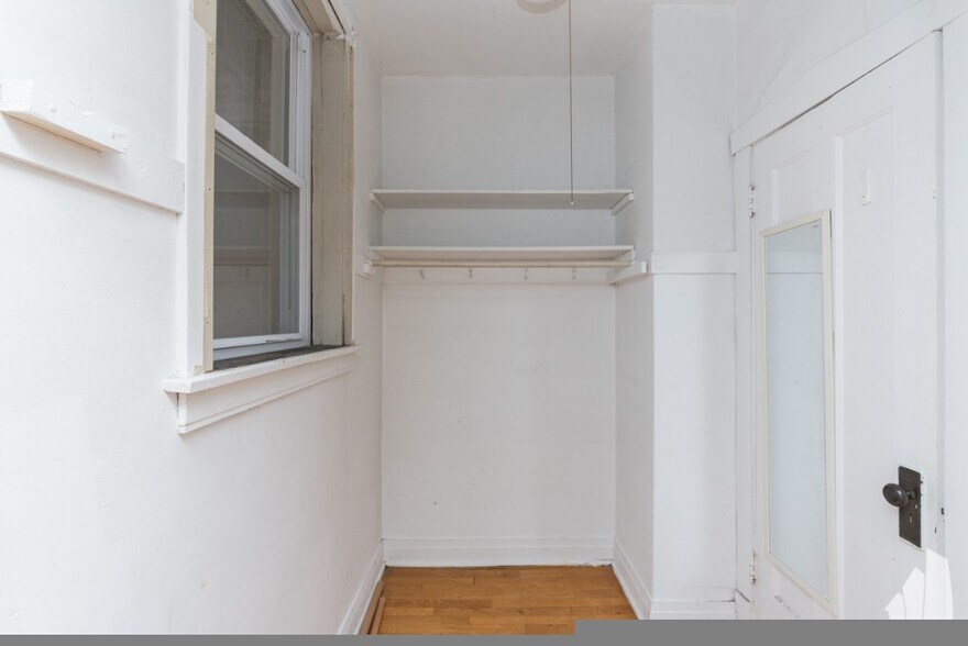 Building Photo - 5131 N Wolcott Ave
