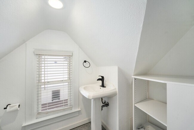 Building Photo - 4 Bed 2.5 Bath Available Now in Sloans Lake!