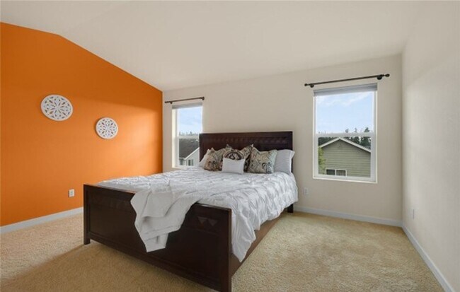 Building Photo - North facing 4-bedroom 2.5 bath house in B...