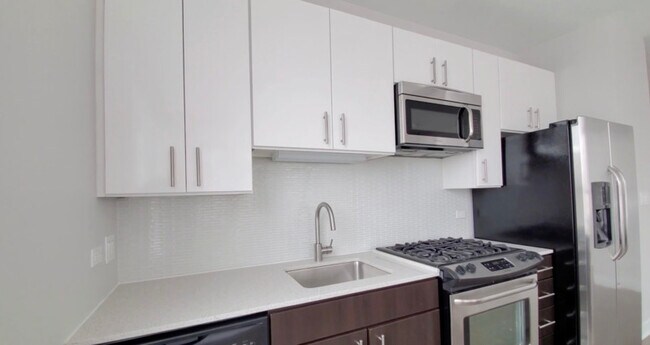 Building Photo - 814 W Adams St