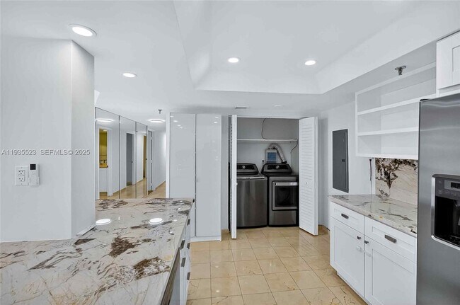 Building Photo - 520 Brickell Key Dr