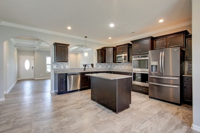 Building Photo - Sharp 4 bedroom HUGE house off exit 1 of I 24