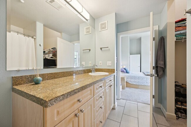 Building Photo - 5677 S Park Pl