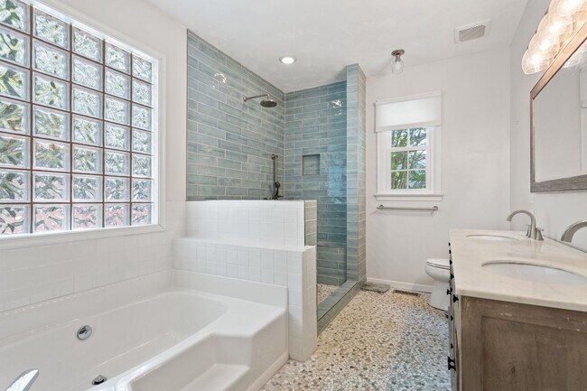 Building Photo - 5BR/3BA with Fresh Paint and New Carpet in...