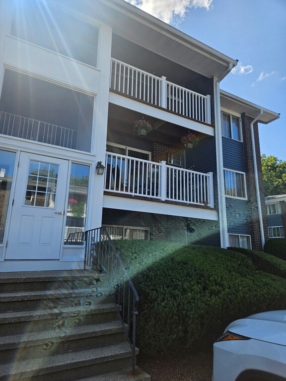 Building Photo - 8 Woodcrest Ct