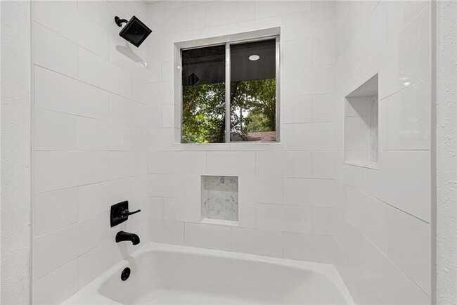 Building Photo - 6 Brompton Dr