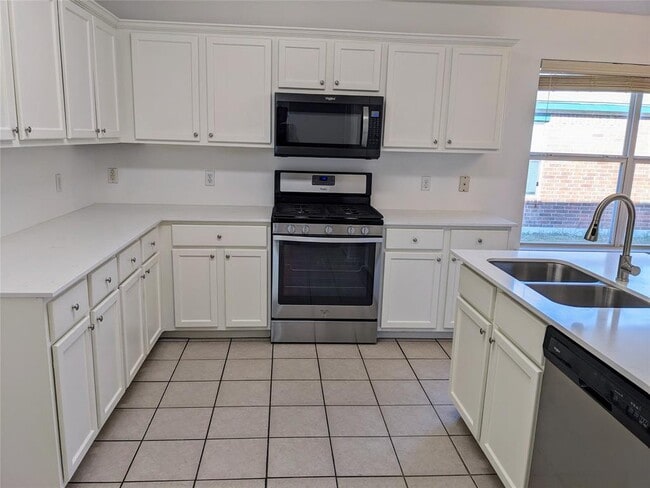 Building Photo - 600 McCarthur Dr