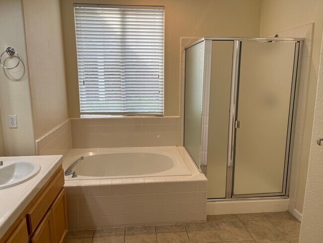 Building Photo - Beautiful Large Home in Wildhorse