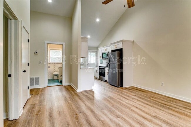 Building Photo - 210 Bryan St