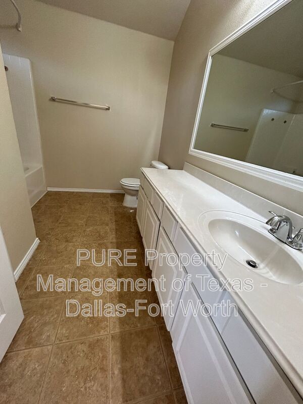 Building Photo - 7628 Hollow Forest Dr