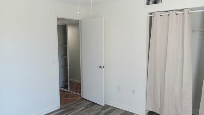 Building Photo - 2724 Hidden Lake Blvd