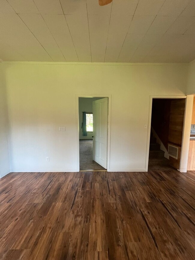 Building Photo - Peaceful Country Home
