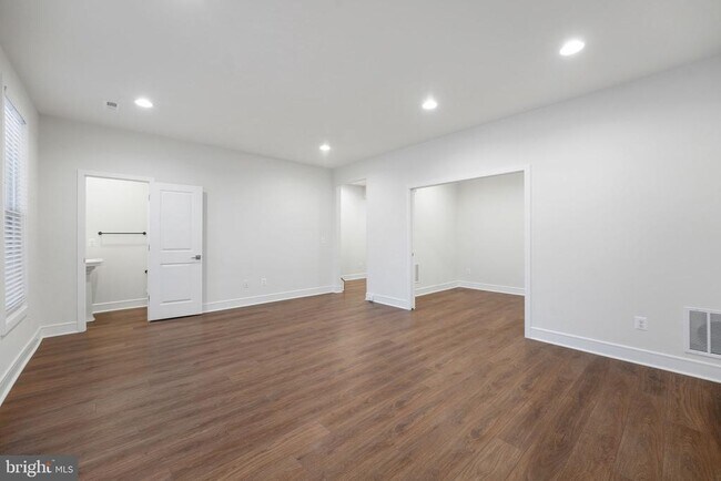 Building Photo - 43421 Farringdon Sq