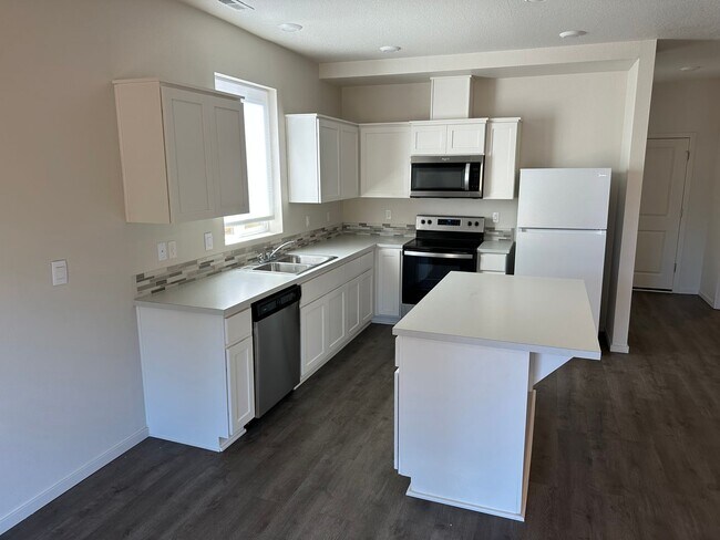 Building Photo - 4 bedroom 2.5 bathrooms in the beautiful M...