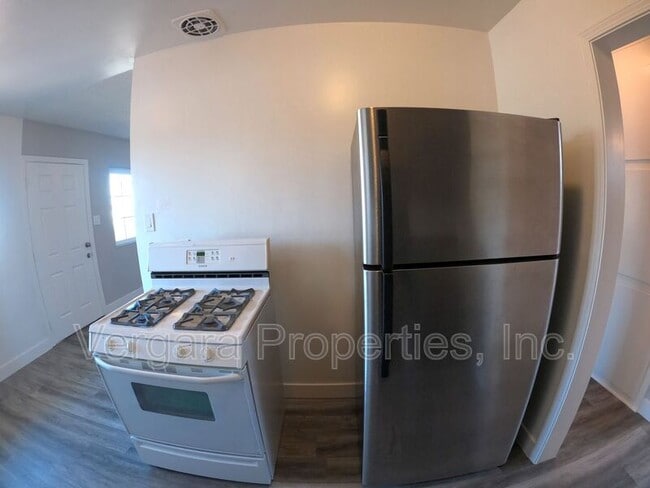 Building Photo - 1083 E 7th St