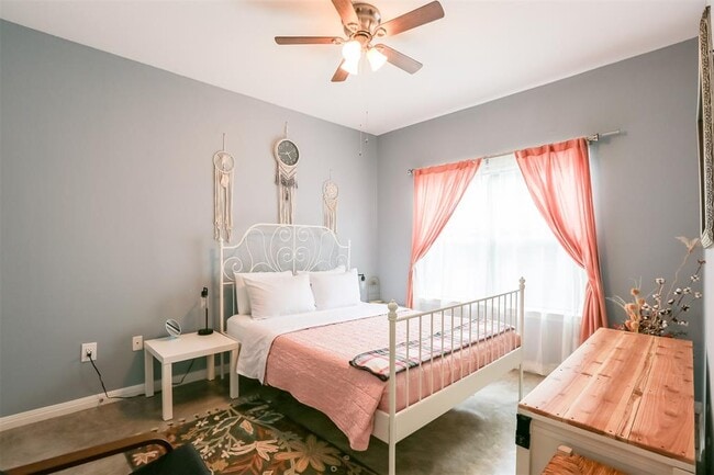 Building Photo - 2502 Leon St