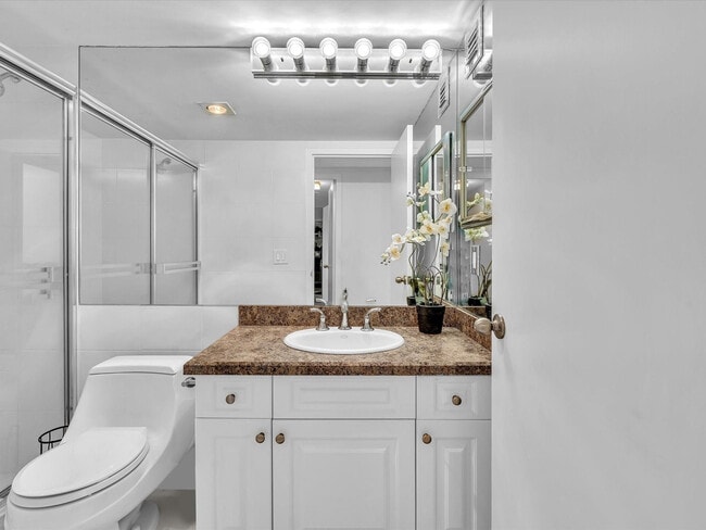 Building Photo - 3000 Holiday Dr